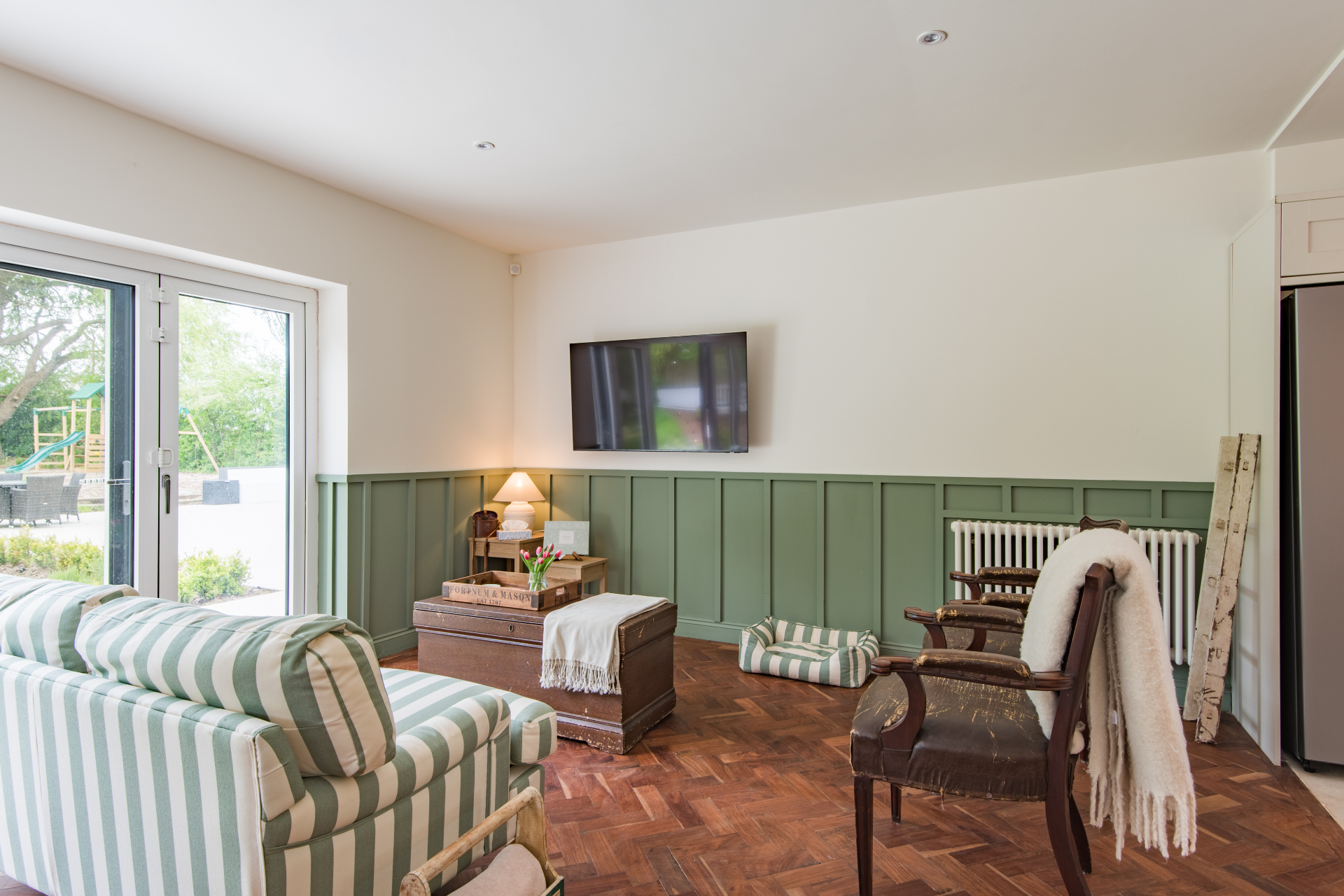Forest-green snug with large screen